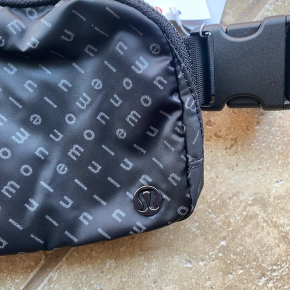 *SOLD** NWT Lululemon Everywhere Belt Bag Motif - Picture 2 of 7